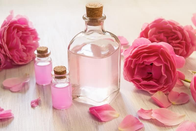 ज न ए ग ल ब जल क फ यद और न कस न क ब र म Rose Water Benefits In Hindi