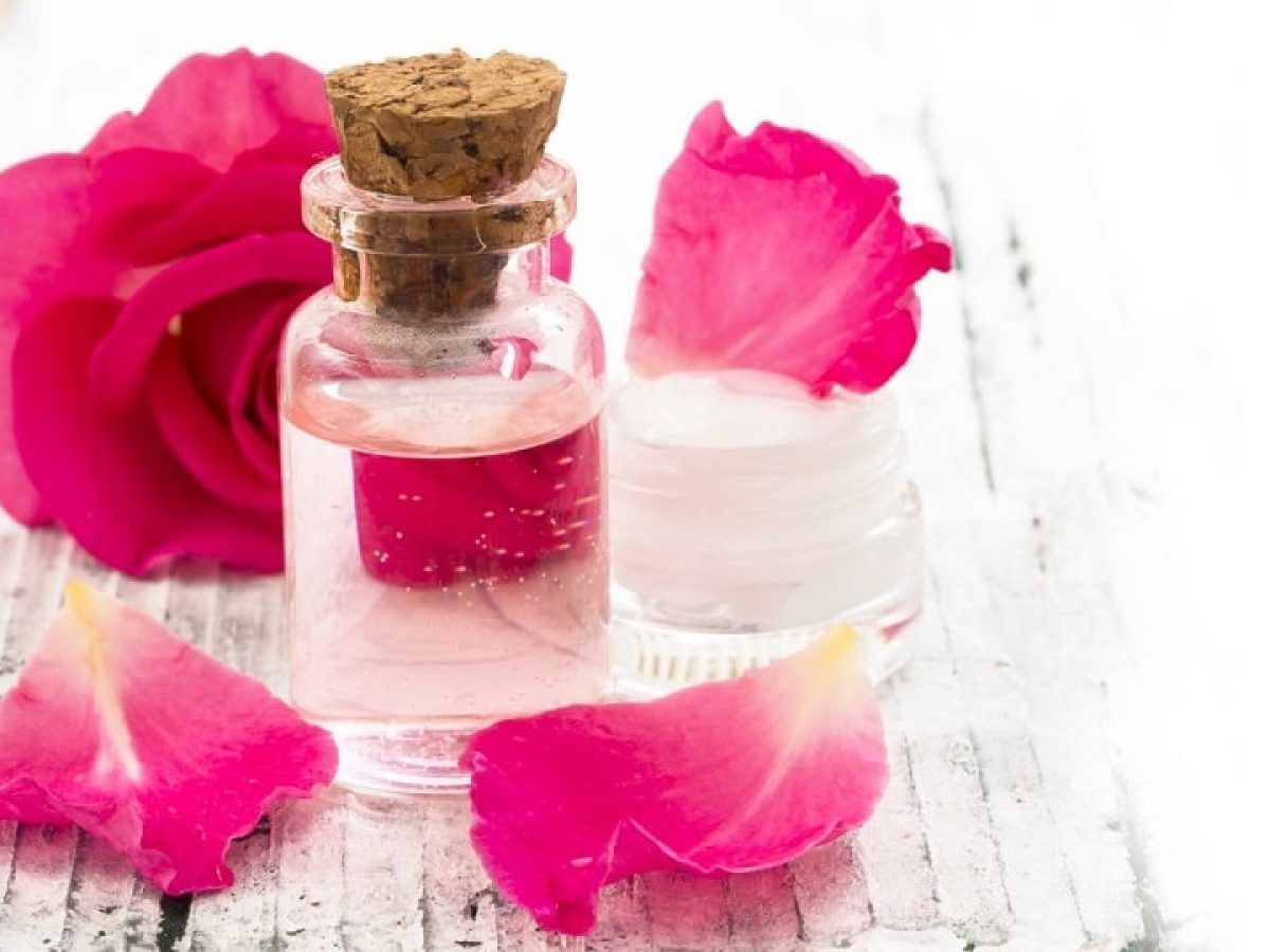 ज न ए ग ल ब जल क फ यद और न कस न क ब र म Rose Water Benefits In Hindi